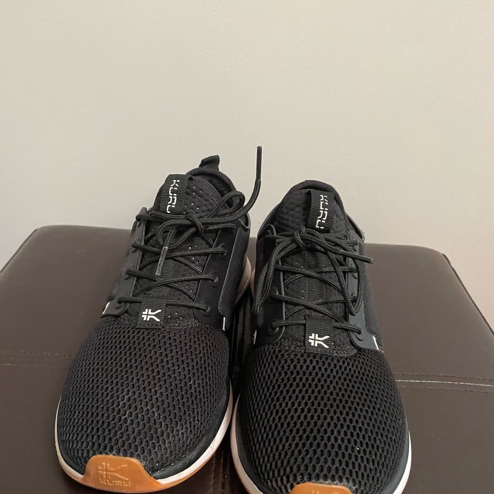 Black tennis shoes